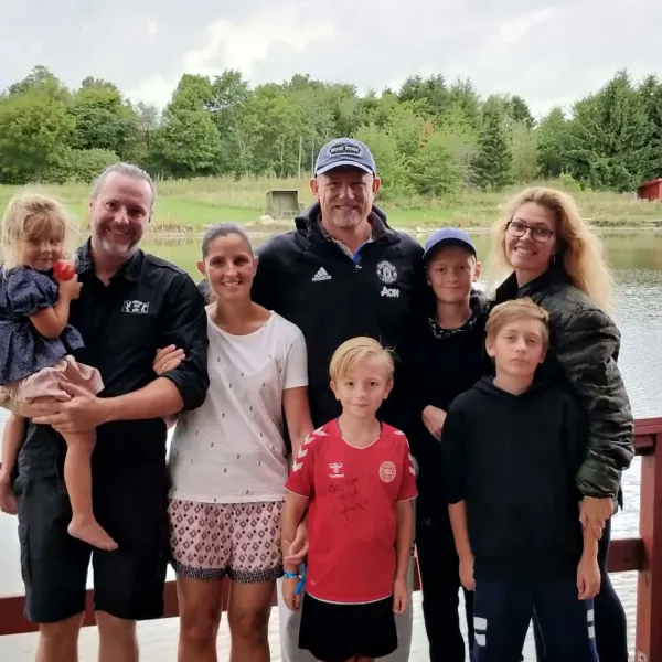 Peter Schmeichel og familie på hyttetur