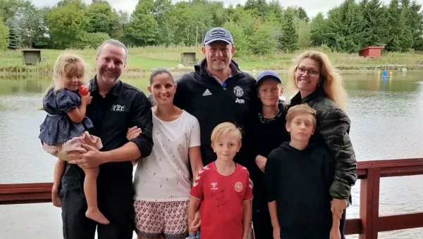 Peter Schmeichel og familie på hyttetur