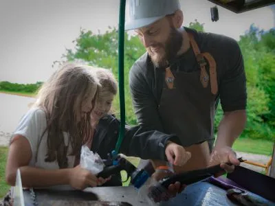 Naturcamping rensning af frisk fanget fisk fra put and take fiskes&oslash;en
