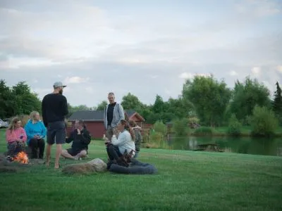Naturcamping hygge ved b&aring;lpladsen midts&oslash;en