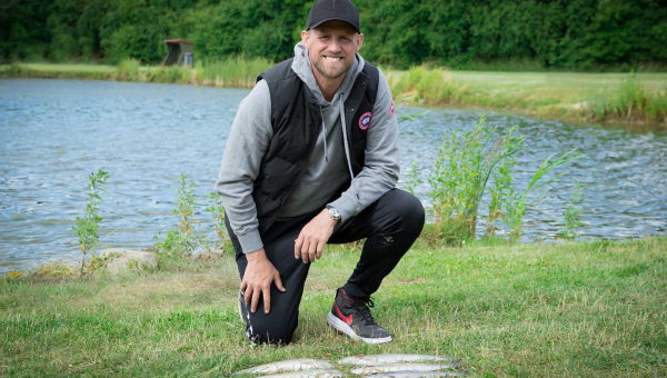 Kasper Schmeichel på fisketur i Ørsted Ørredvand