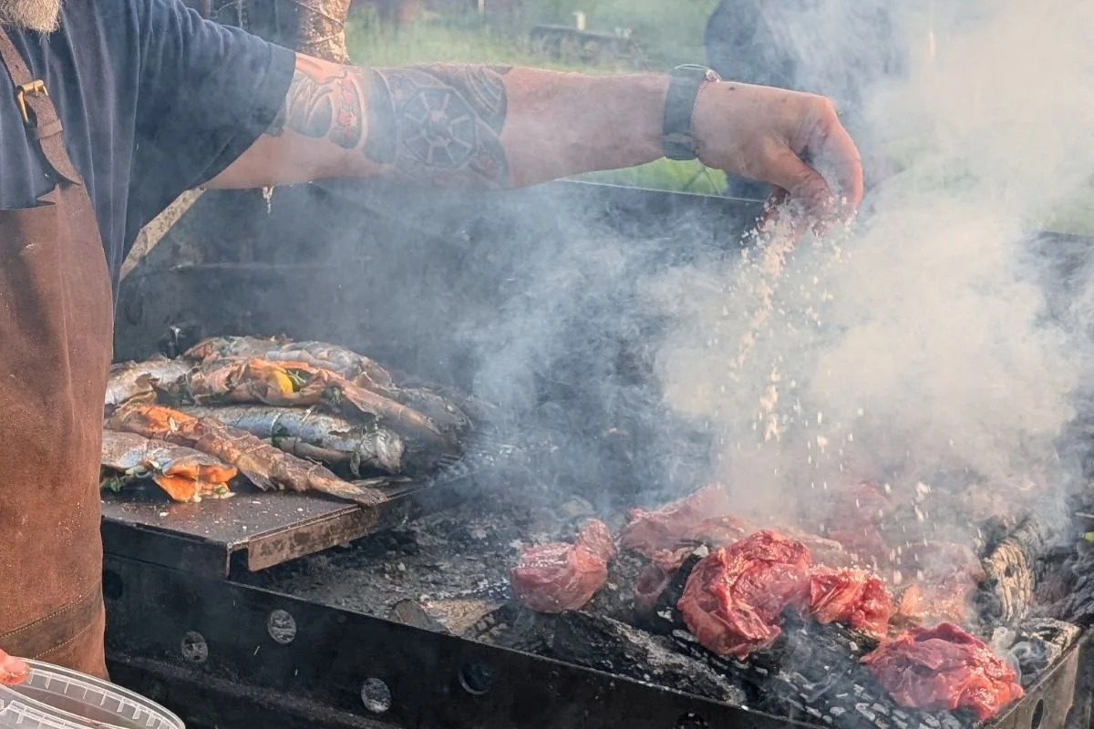 Gårdhaven med kulgrill og bordbænkesæt hos Ørsted Outdoor