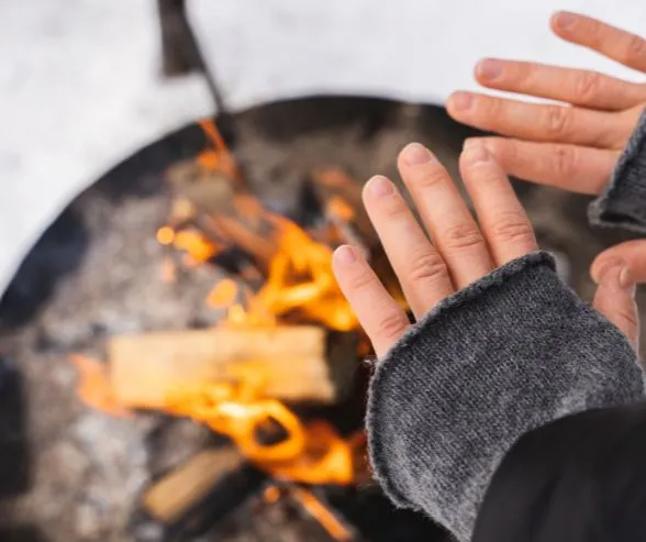 Tag dit eget brænde med og hold fingrene varme ved et af ildstederne